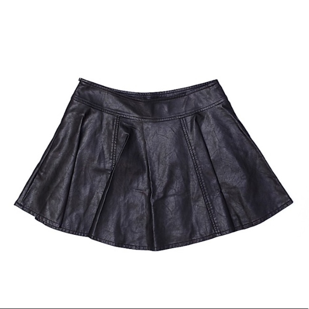 Faux black leather Mini-Skort | size Medium